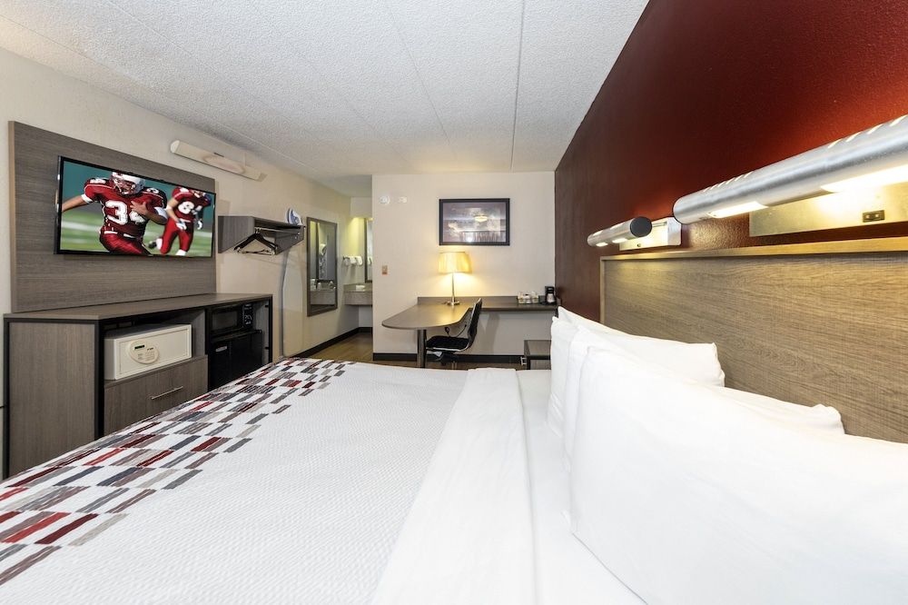 Red Roof Inn Edison Superior King Room Non Smoking