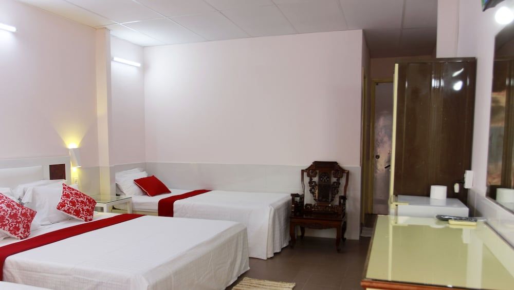 Quang Saigon Hotel Family Room 6