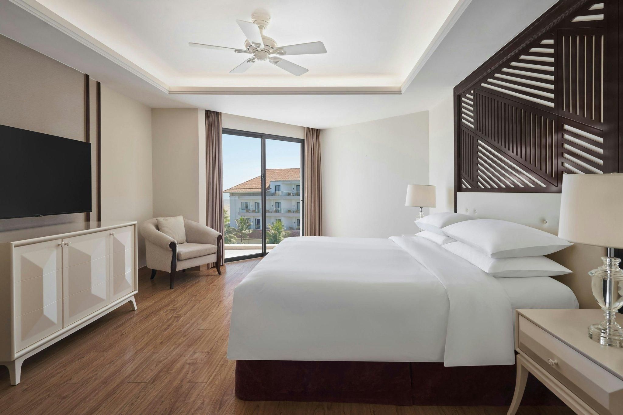 Deluxe, Guest room, 1 King, Garden view, Balcony