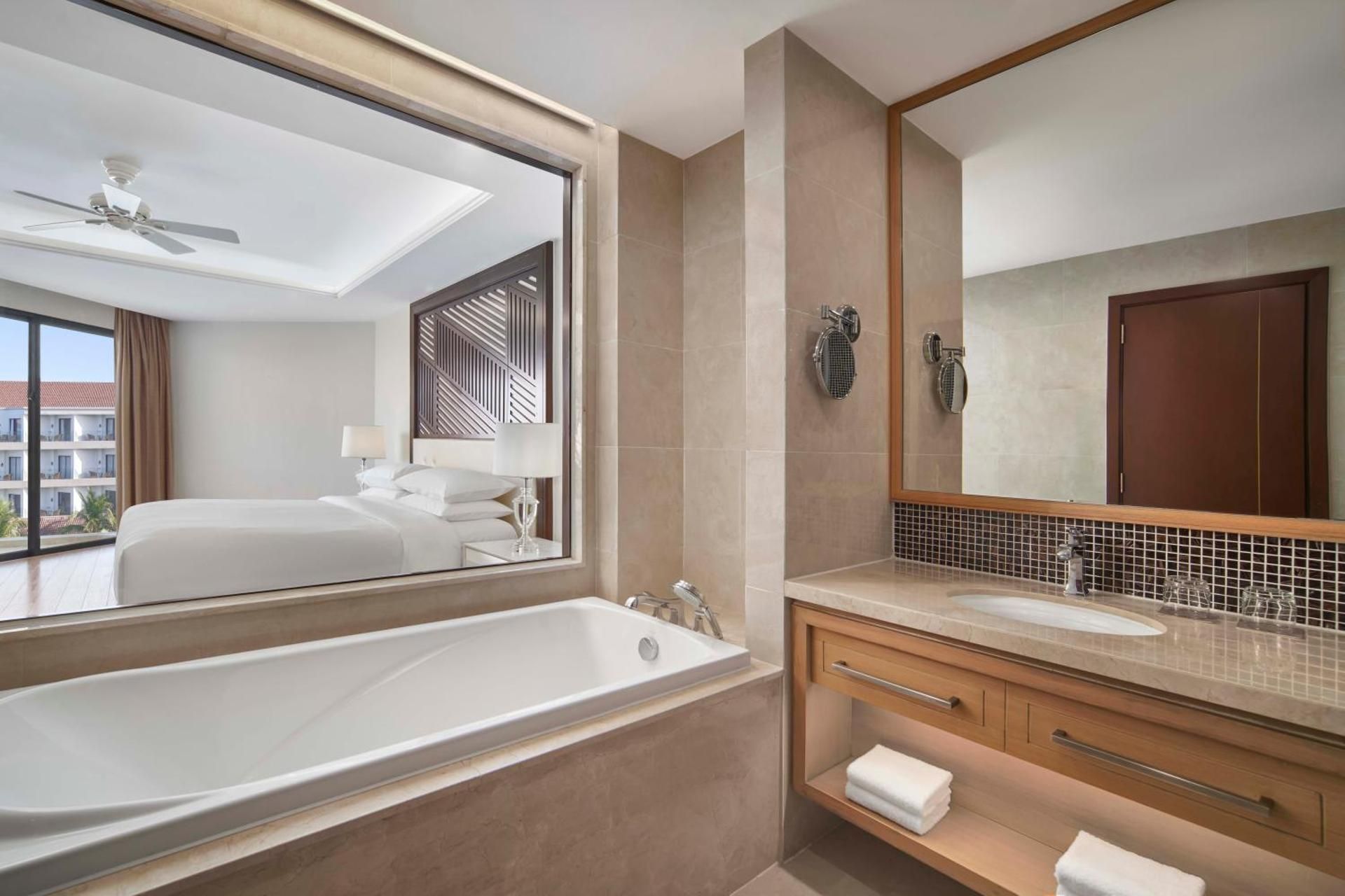 deluxe ocean, guest room, 1 king, ocean view, balcony