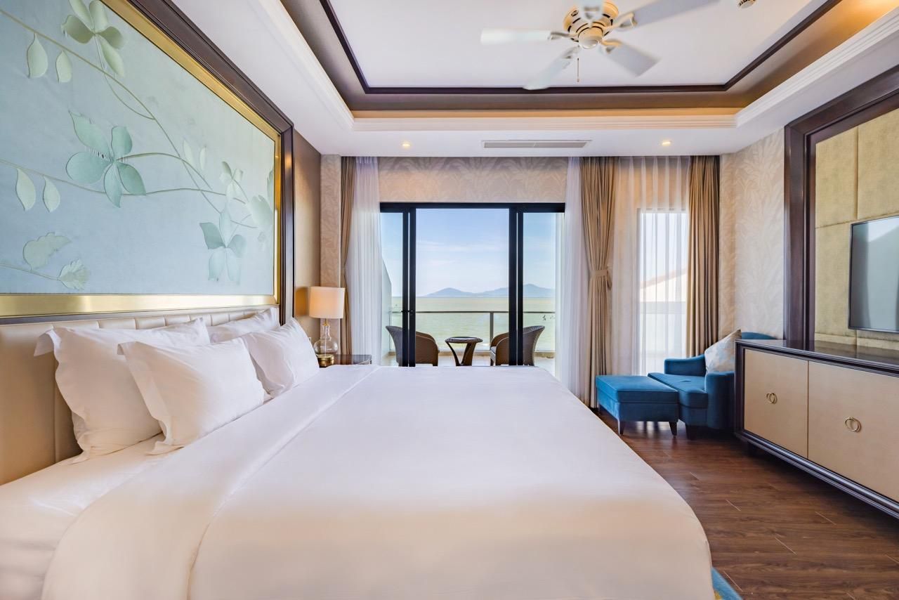Junior Suite, 1 King, Ocean view, Balcony