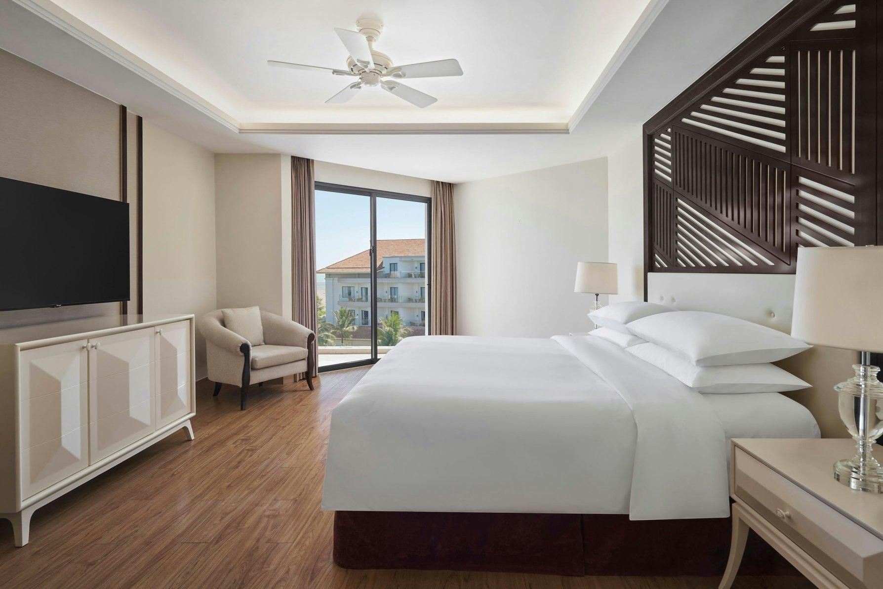 deluxe ocean, guest room, 1 king, ocean view, balcony