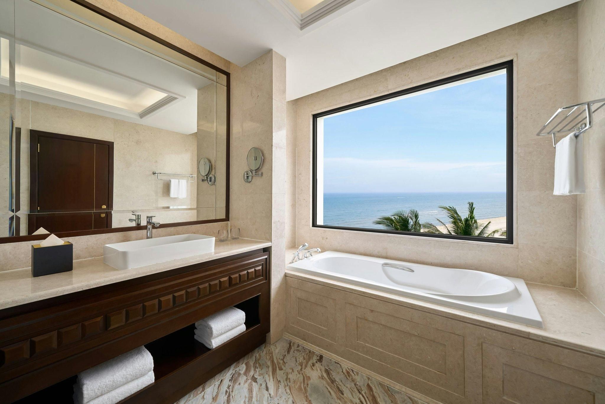 Junior Suite, 1 King, Ocean view, Balcony