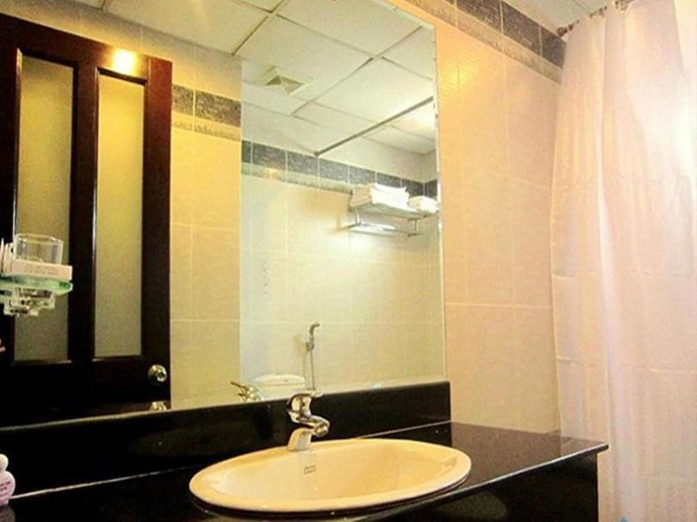 Hoang Vinh Hotel Standard Double Room 4