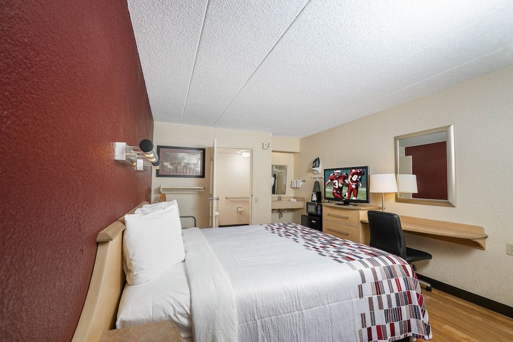 Red Roof Inn Cleveland - Mentor/ Willoughby Superior Room, 1 King Bed, Accessible (Roll-In Shower, Smoke Free) 2