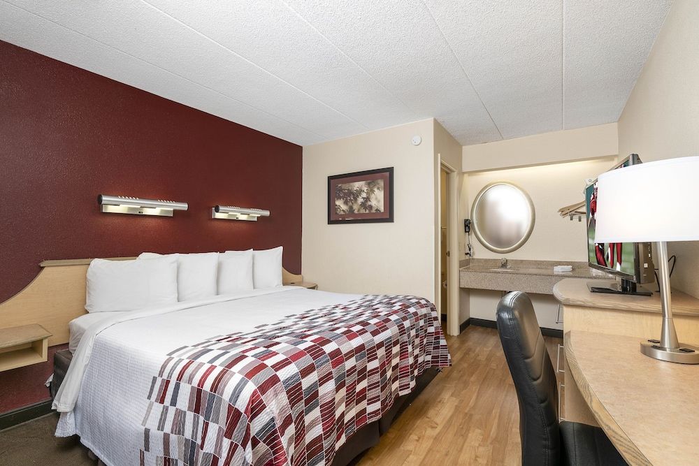 Red Roof Inn Cleveland - Mentor/ Willoughby Standard Room, 1 King Bed (Smoke Free) 4