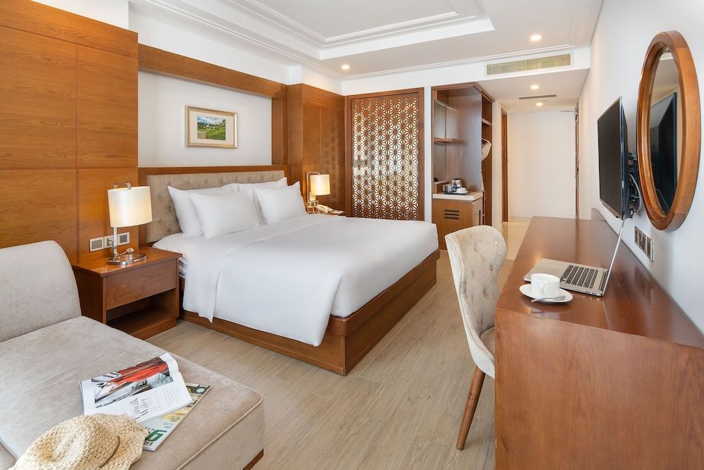 Paris Deli Danang Beach Hotel Premier Room, Sea Facing 3