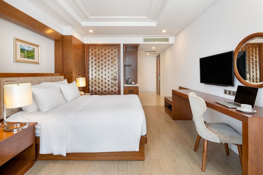 Paris Deli Danang Beach Hotel Premier Room, Sea Facing 2