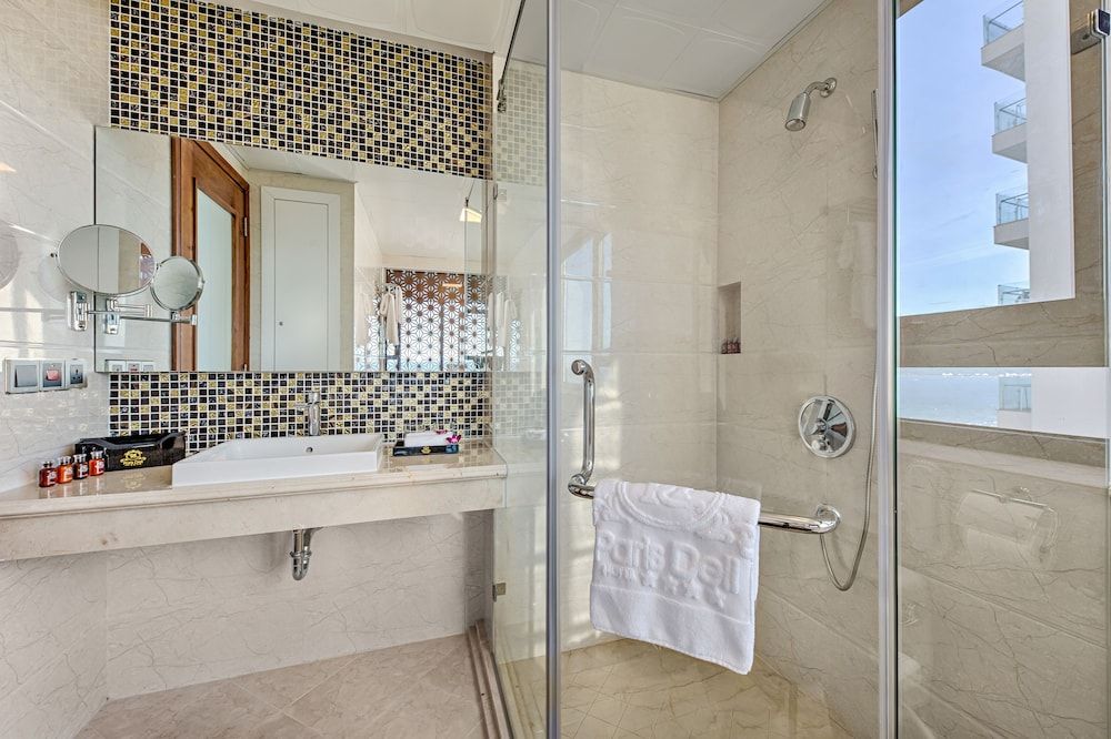 Paris Deli Danang Beach Hotel Premier Room, Sea Facing 8