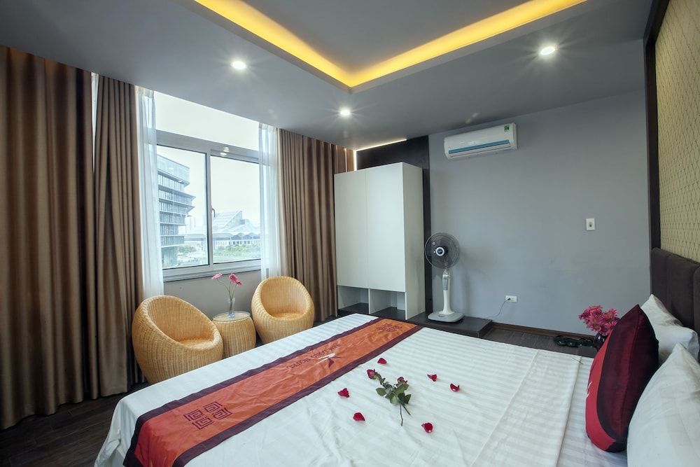 Deluxe Room, 1 King Bed, City View (View)