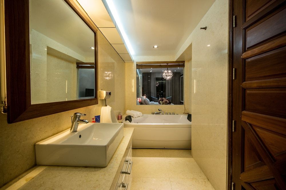 Deep soaking bathtub