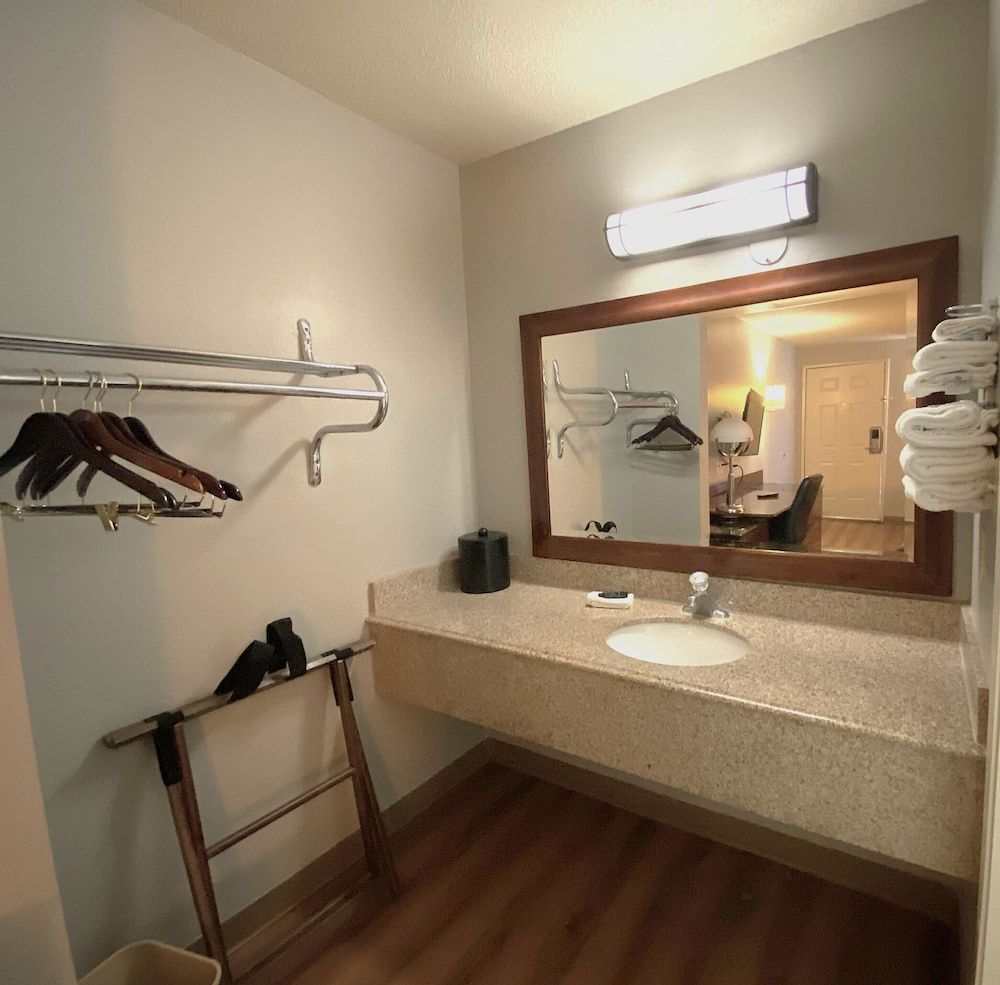 Room, 1 Queen Bed, Accessible, Non Smoking (Mobility, Tub w/Grab Bars)