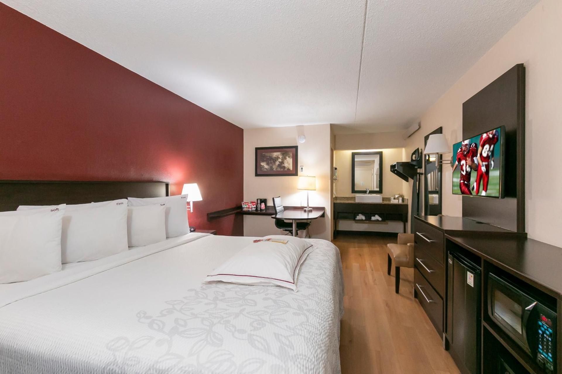 Premium King Smoke Free (Upgraded Bedding & Snack)