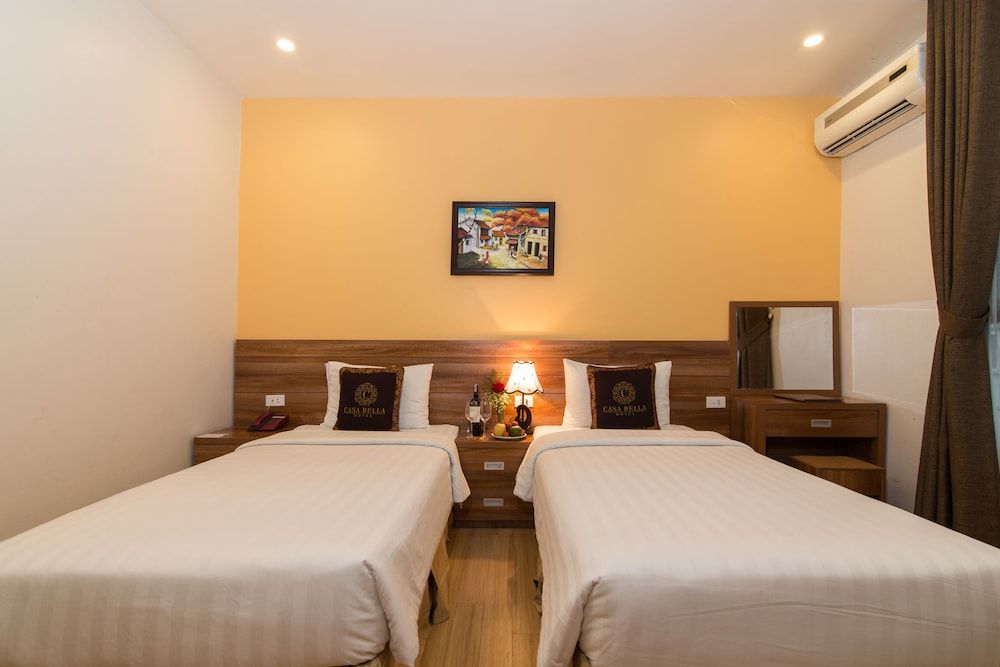 Casabella Hotels Deluxe Twin City Window