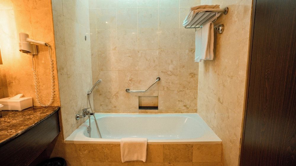 Deep soaking bathtub