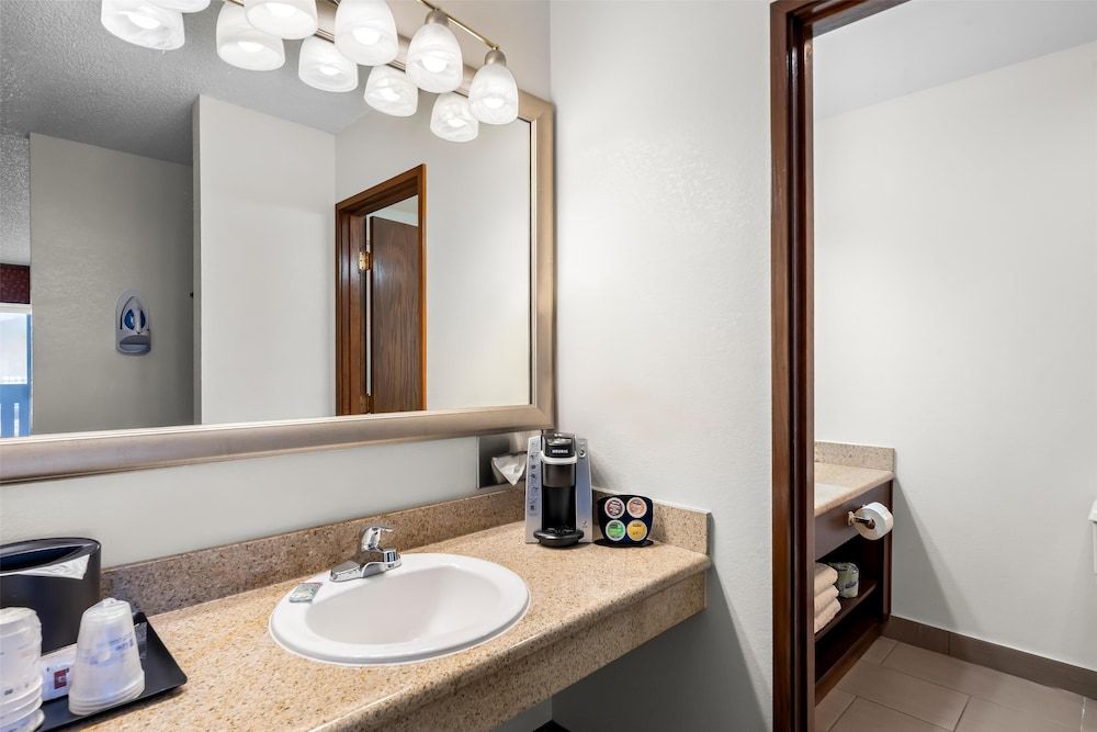 Best Western Chieftain Inn Standard Room, 2 Queen Beds, Non Smoking, Refrigerator & Microwave 3