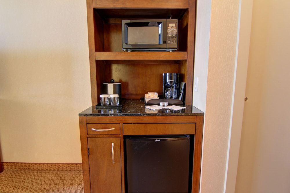 Hilton Garden Inn Calgary Airport Standard Room 6