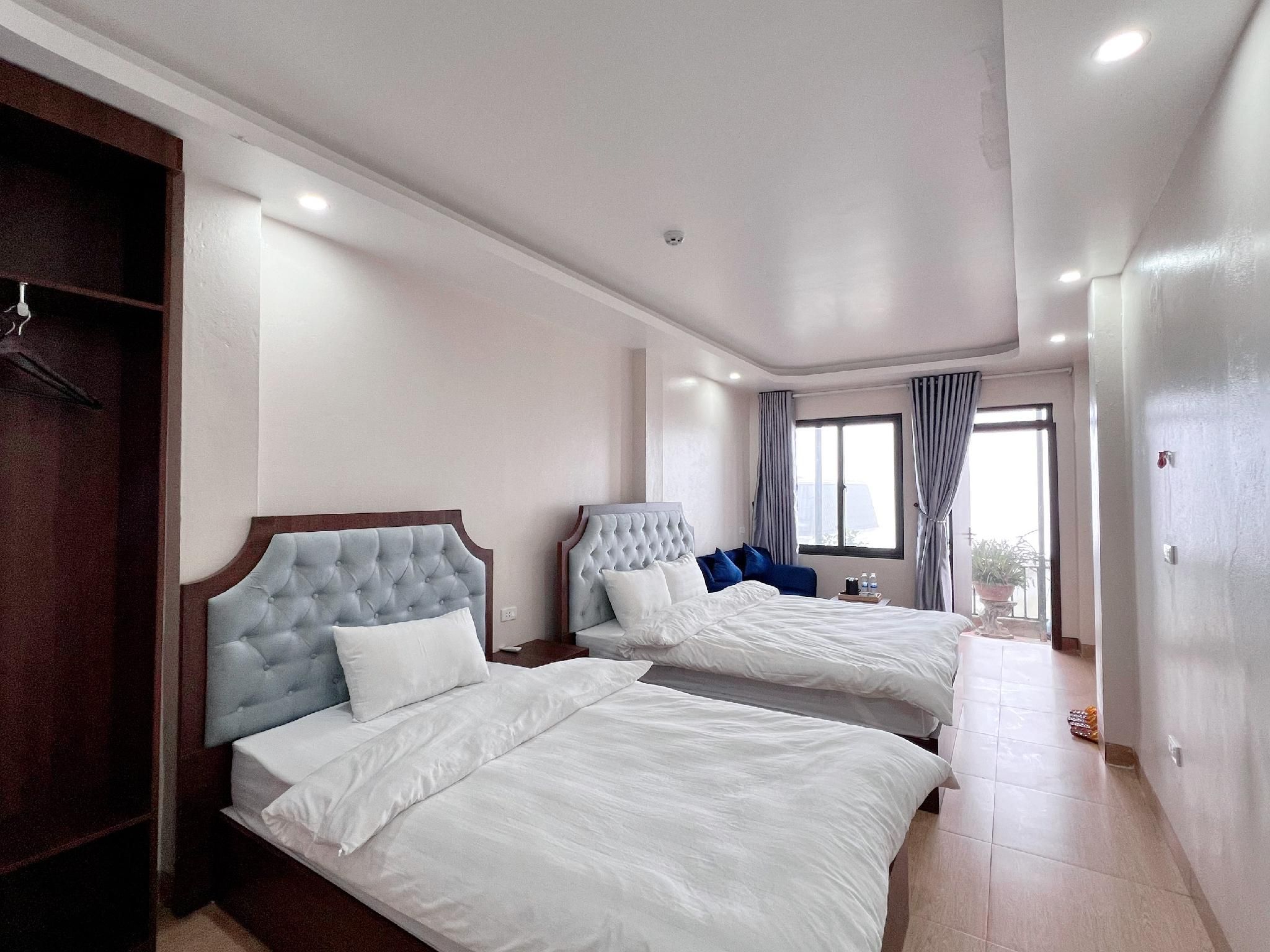 Deluxe Triple, Window