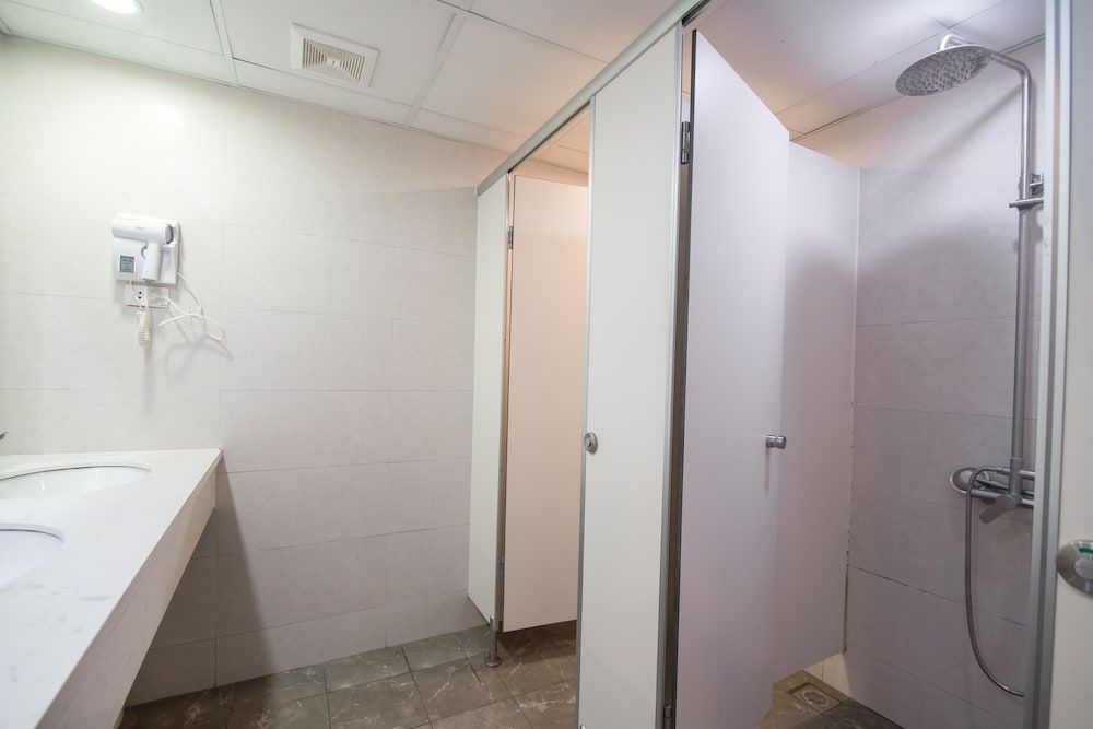 undefined RedDoorz Hostel @ Signature Inn 6