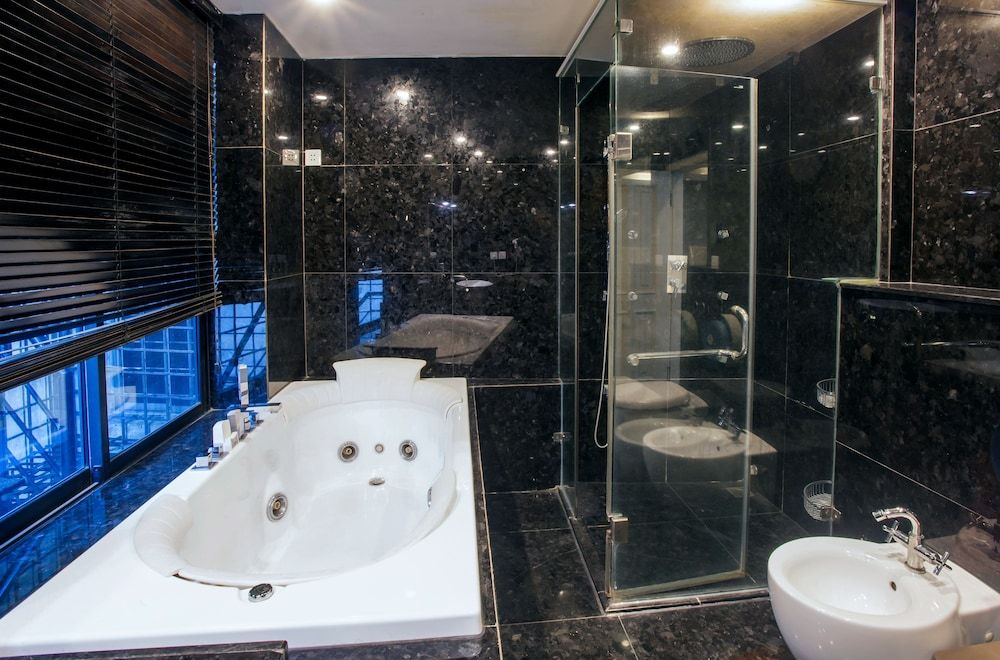 RedDoorz Hostel @ Signature Inn Private Room Ensuite Private Bathroom 7