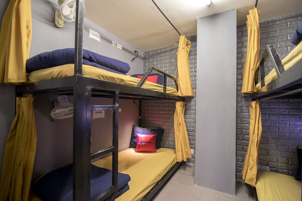 undefined RedDoorz Hostel @ Signature Inn 2