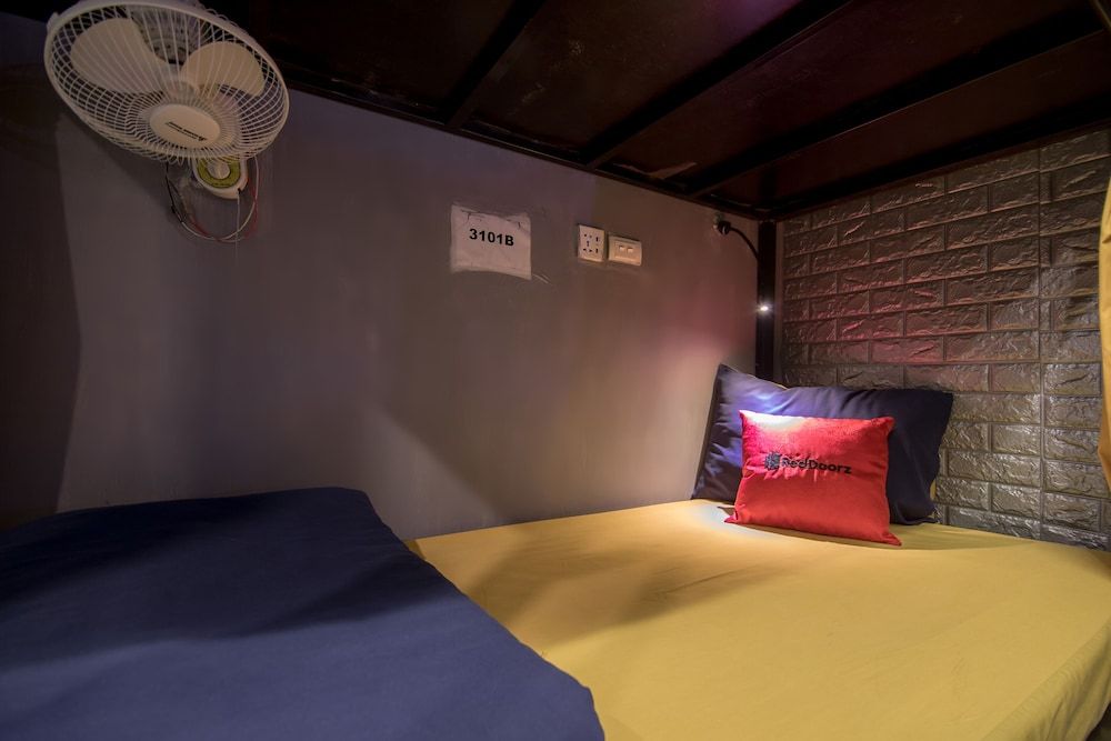 RedDoorz Hostel @ Signature Inn Bed in 6-Bed Mixed Shared Dorm 11
