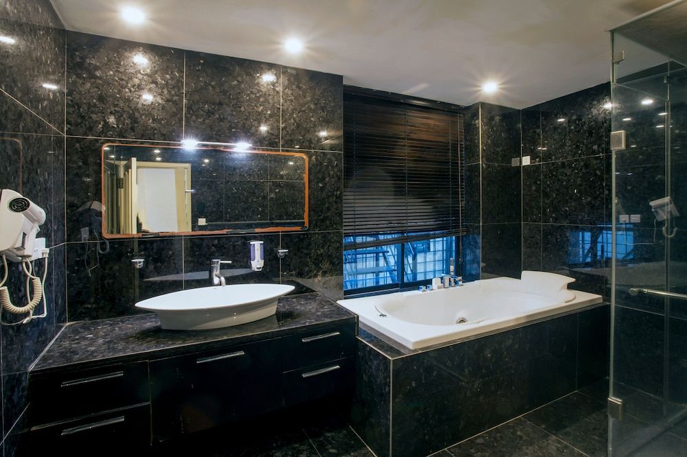 RedDoorz Hostel @ Signature Inn Private Room Ensuite Private Bathroom 5