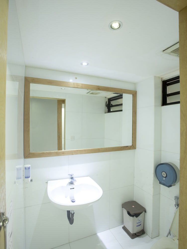 undefined RedDoorz Hostel @ Signature Inn 7