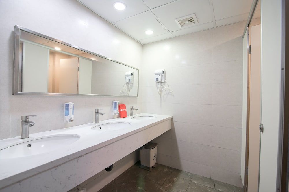 undefined RedDoorz Hostel @ Signature Inn 8