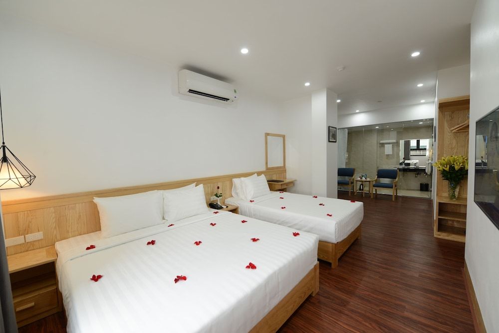Blue Hanoi Inn City Hotel Family Room with City View 2