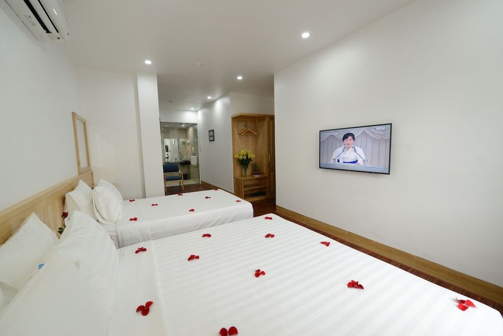 Blue Hanoi Inn City Hotel Family Room with City View 2