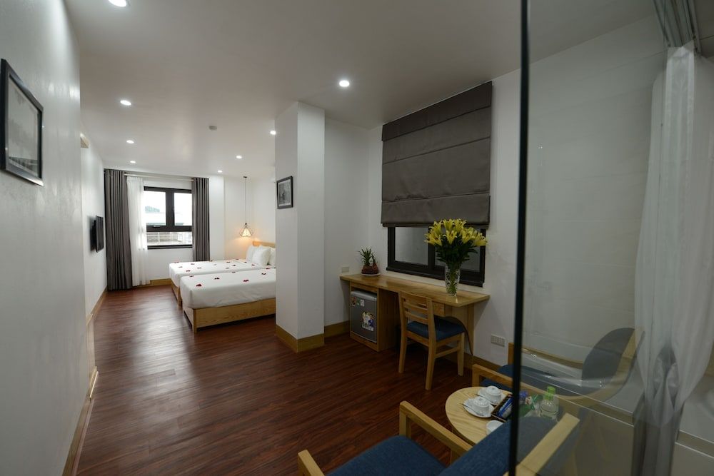 Blue Hanoi Inn City Hotel Family Room with City View 4