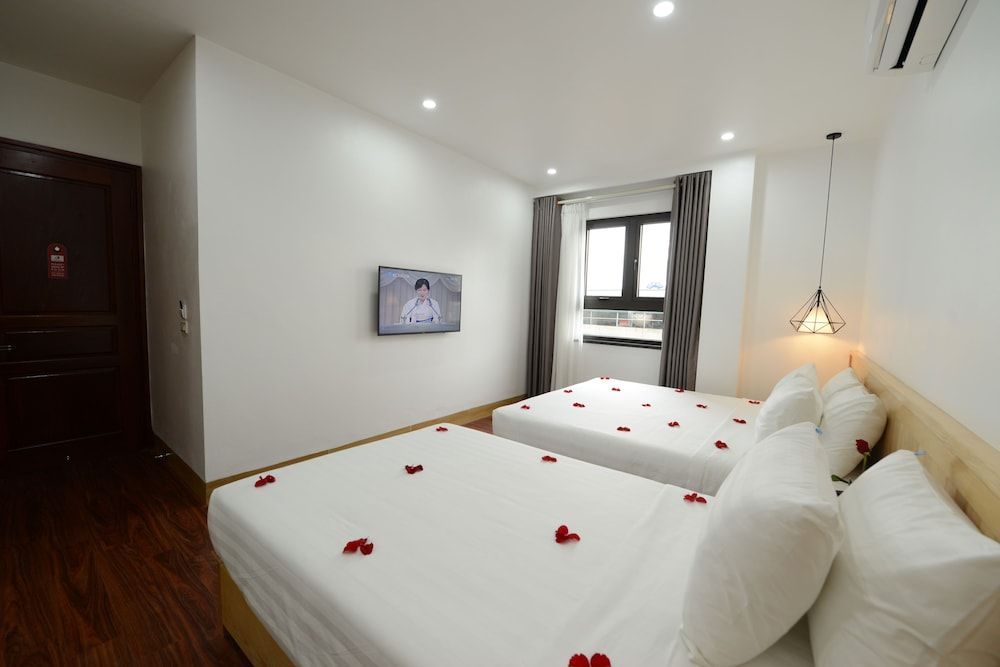 Blue Hanoi Inn City Hotel Family Room with City View 3