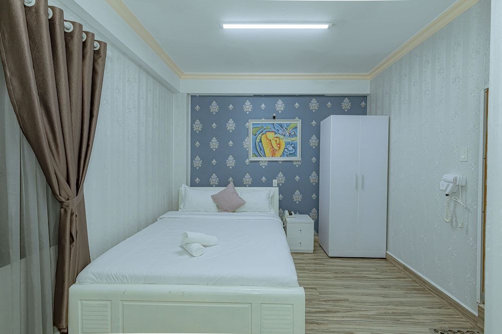 undefined Ken's Backpackers Hotel