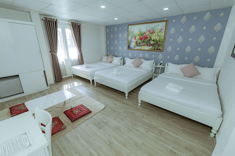 undefined Ken's Backpackers Hotel 2