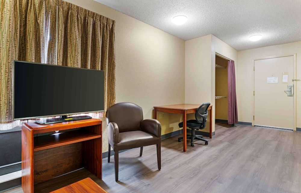 Extended Stay America Select Suites South Bend Mishawaka S Deluxe Studio, 1 Queen Bed with Sofa bed, Non Smoking 5