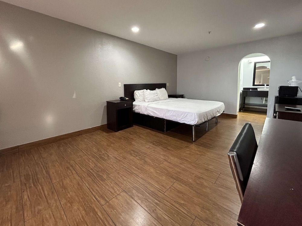 Motel 6 Denham Springs, LA Deluxe Room, 1 King Bed, Non Smoking 3