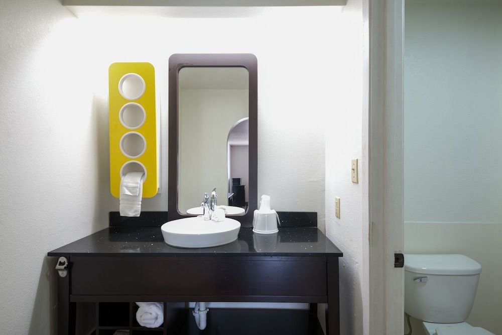 Motel 6 Denham Springs, LA Deluxe Room, 1 King Bed, Non Smoking 6