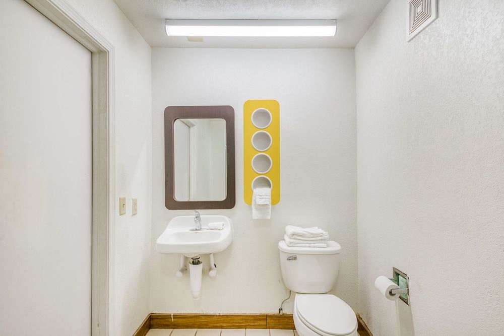 Motel 6 Denham Springs, LA Deluxe Room, 1 King Bed, Non Smoking 5