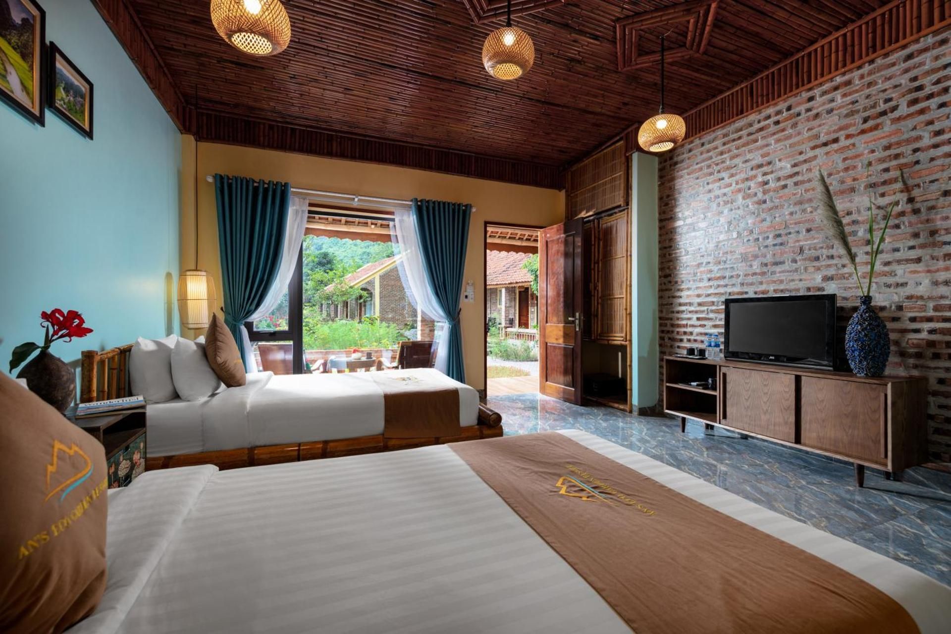 Family Connecting Rooms with King Bed and 2 Single Beds