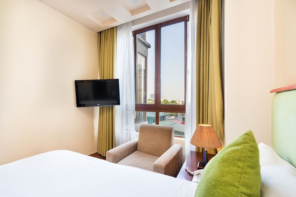 The Artisan Lakeview Hotel Family Room 2