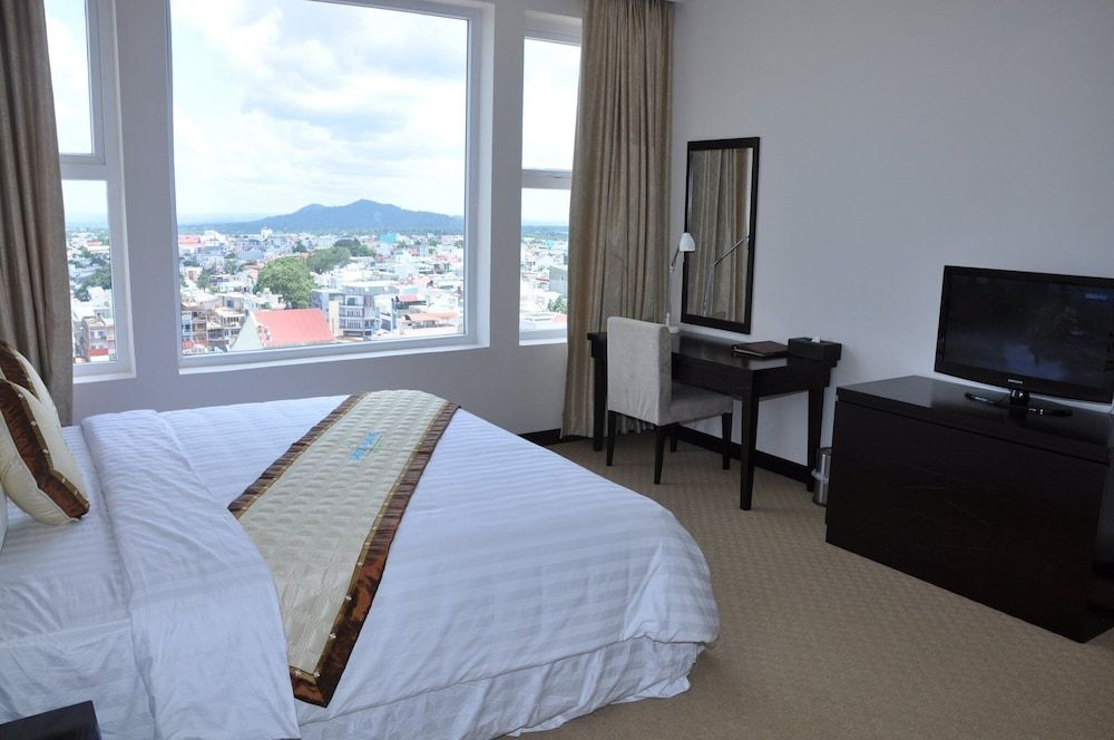 Saigon Ban Me Hotel Deluxe Double Room, 1 King Bed, City View 4