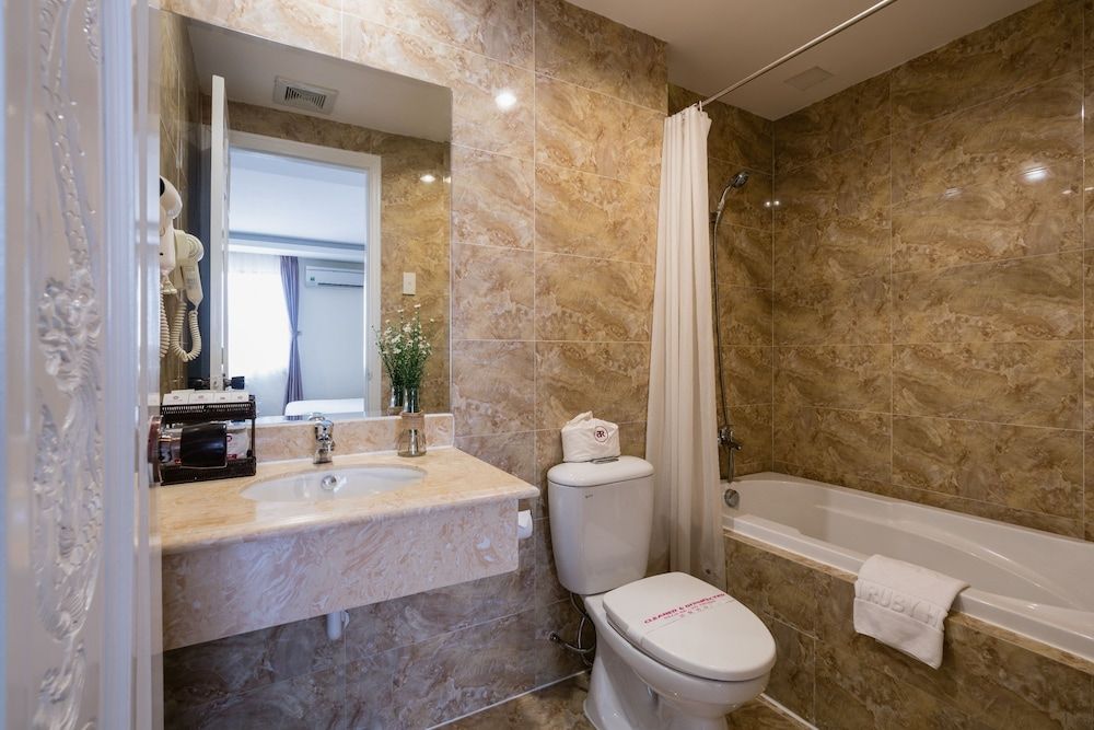 Asian Ruby Center Point Hotel Premium Triple Room 5