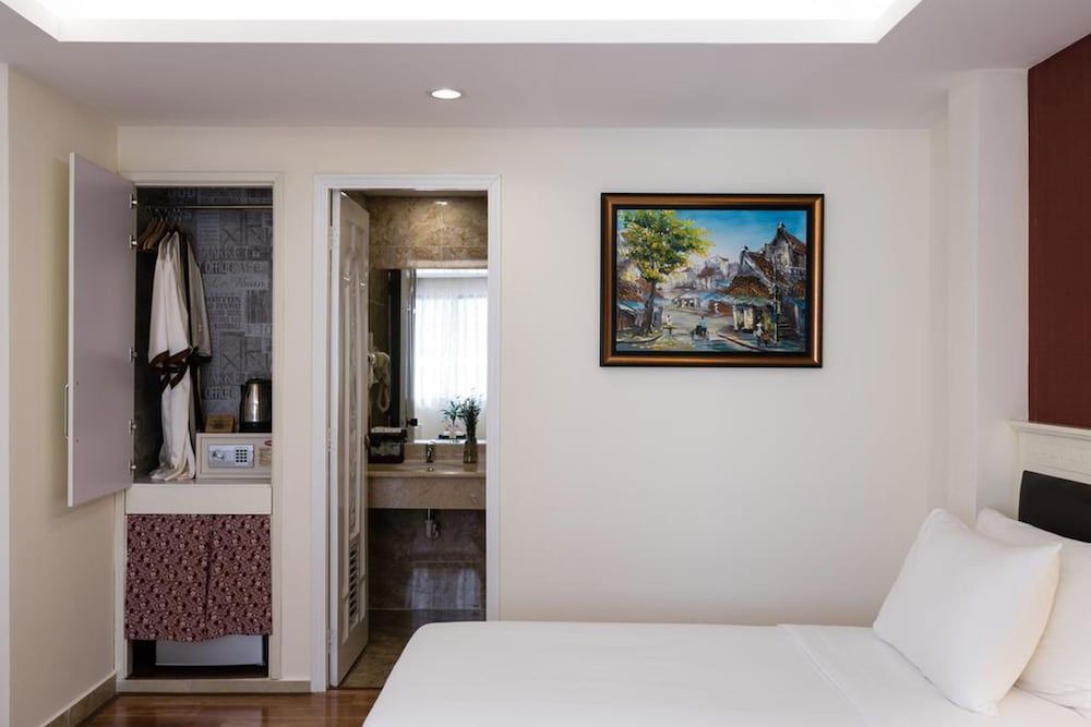 Asian Ruby Center Point Hotel Premium Triple Room