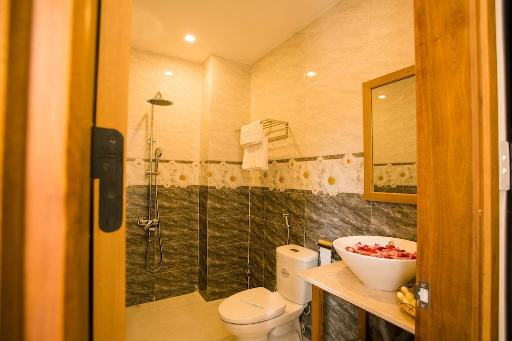 New Sunshine Homestay Deluxe Double Room, 1 King Bed, Pool View 14