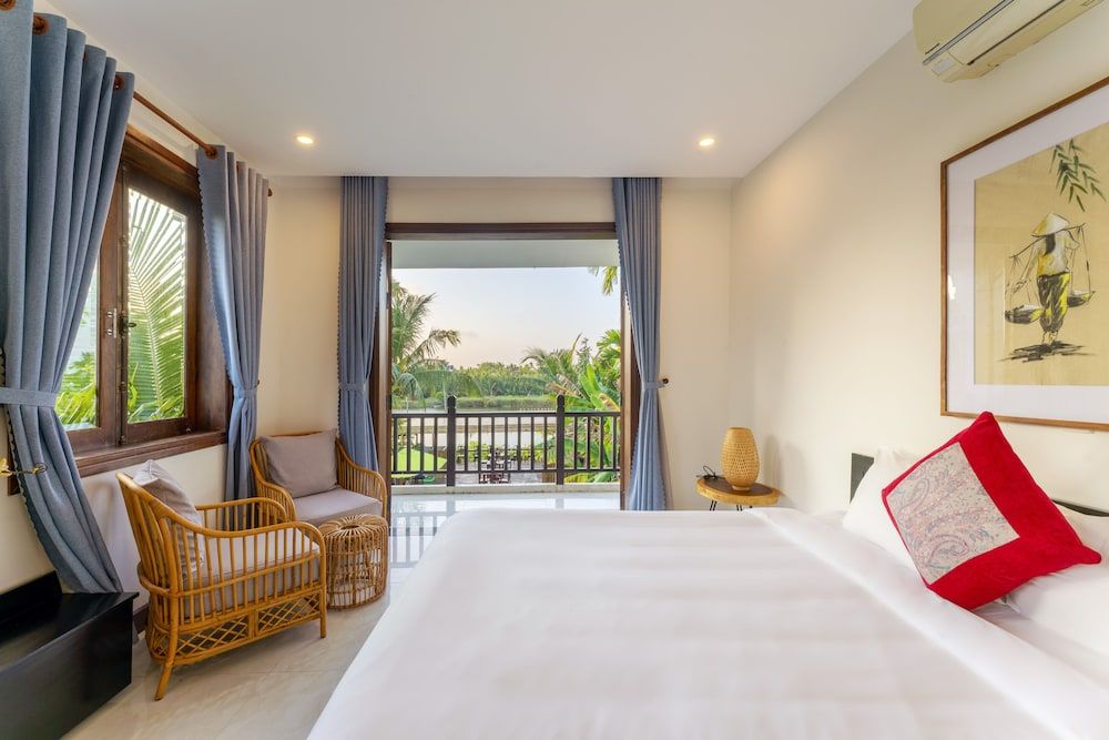 New Sunshine Homestay Deluxe Double Room, 1 King Bed, Pool View 8