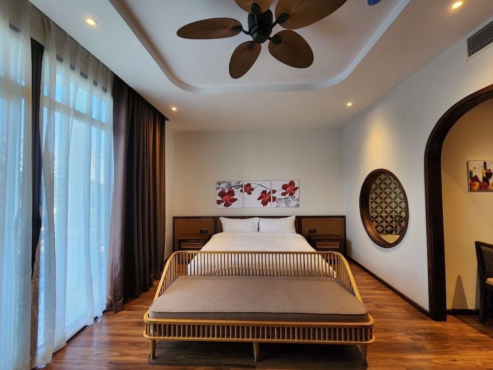 Senior Suite, 1 King Bed, Balcony