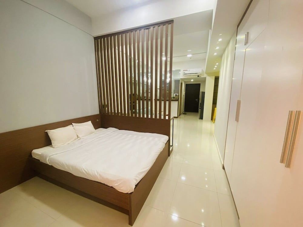 Deluxe Studio, 1 Queen Bed, Smoking, Pool Access