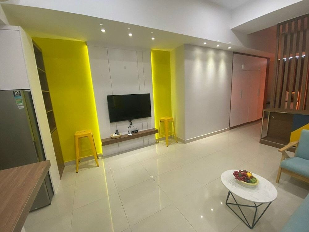Deluxe Studio, 1 Queen Bed, Smoking, Pool Access