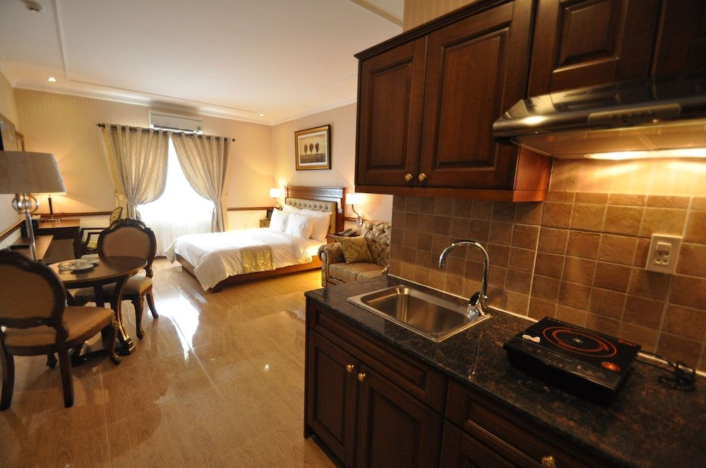 Central Hotel and Residences Deluxe Double Room 7